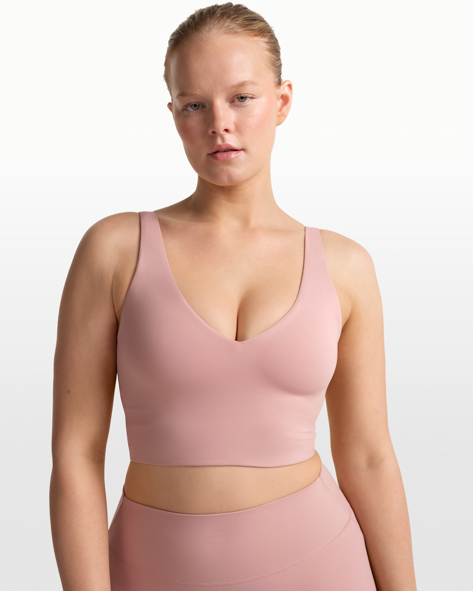 NikeSKIMS Matte Women's V-Neck Long-Line Bra. Nike.com